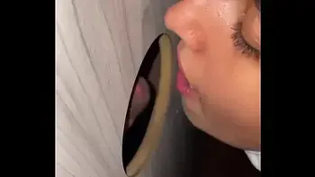 Chupando vários no glory hole  e o corno filmando