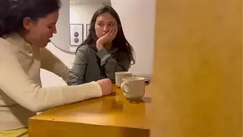 Lesbianas se tocan en público y después follan en baño público.