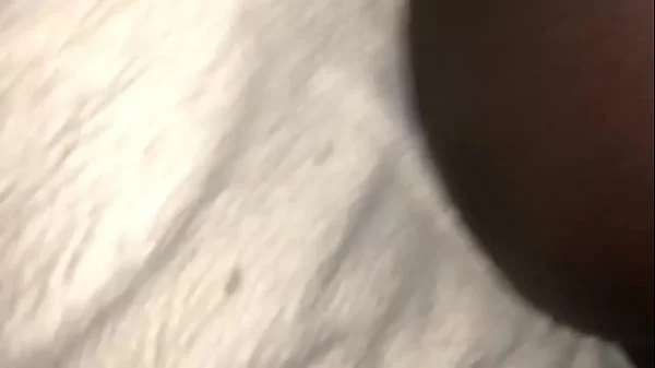 Abrindo a buceta da minha mulher e gozando dentro no pelo sem camisinha