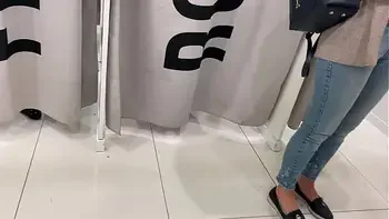 Risky fuck in changing room wiht beauty teen