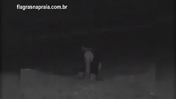 Filmei um casal fazendo sexo na praia a noite. Um segurança botou eles pra correr