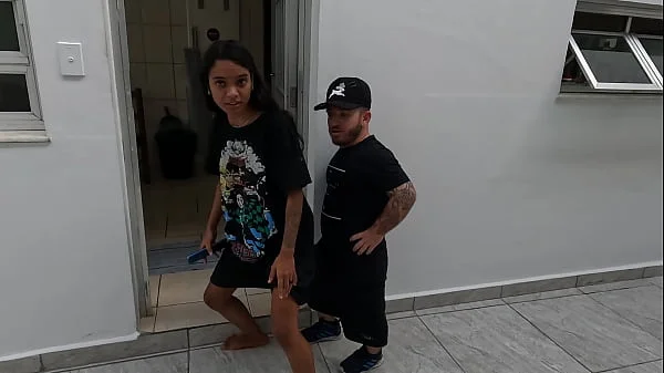 Pitoco chegou junto da ninfeta e quer meter o ferro