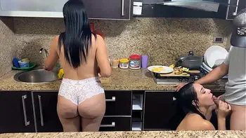 Mi Madrastra y mi Tia Son Iguales y Ambas Le Gusta Cocinar en Bikini a su Hijastro