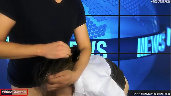 Le tiran SEMEN en la cara a Reportera en VIVO - Cumshot facial - Public - TRAILER