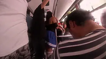 Llevaba un falda muy corta y no puede evitar rozarle mi verga en las nalgas, ARRIMONES CDMX