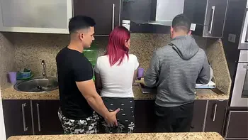 Esposa y su Marido Cocinando pero su Amigo le Mete Mano a su Esposa al Lado de su marido cornudo NTR Netorare