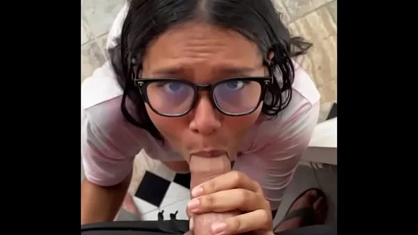 sexy colombiana mamandole la verga a su vecino en publico es pillada