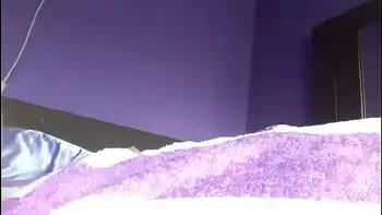 Oma neukt kut met grote dildo