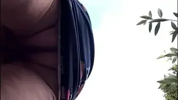 Oma harige kut onder jurk