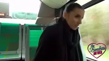 Nelly, italienne coquine, adore baiser dans des lieux publics