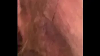 Oma harige kut onder jurk