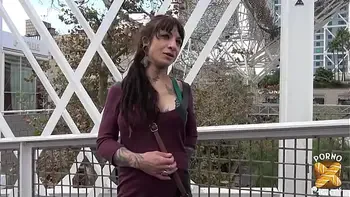 Elea, 27ans, a besoin de se faire remplir le cul