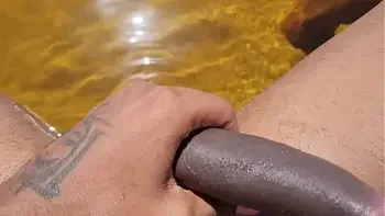 Na Praia Novinha Ficou Com Vergonha de Continua Mamando Por Causa de Estranhos Olhando | Halloween