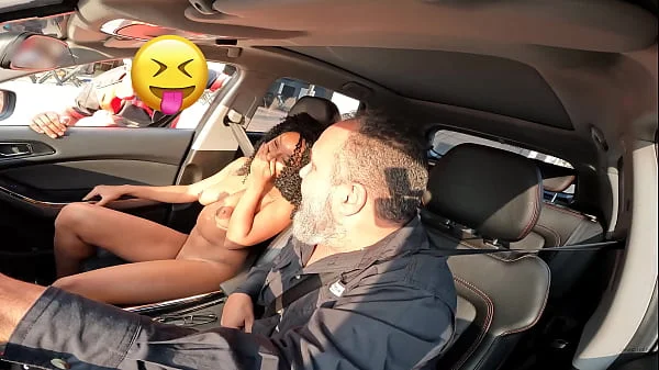 Novinha distribui beijos nas ruas após pagar um boquete na carona do Ted - Vicky Menage