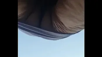 Oma zonder slipje harige kut