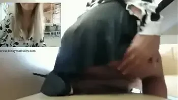 Salope se masturbe dans un restaurant