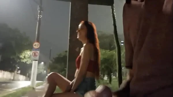 Punheta arriscada na rua pra ruiva gostosa no ponto de onibus