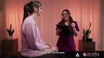ALL GIRL MASSAGE - Sexy Leana Lovings Tries New Massage With VR On Her Hot Client Lexi Luna