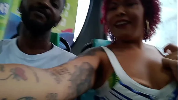 Me exibi dentro do ônibus e o corno melou a cueca