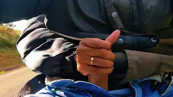 HOTWIFE Safada bateu uma na estrada até gozar!!! QUASE FOMOS PEGOS / Naughty HOTWIFE jerked off on the road until she cum!! WE ALMOST GOT CAUGHT.