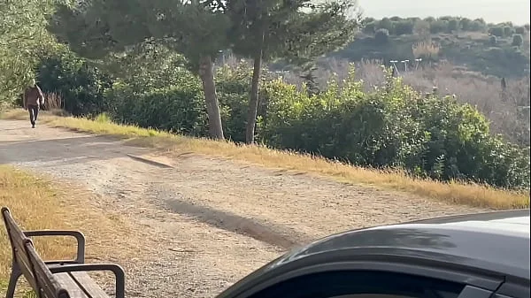 Miss Alessandra está tan cachonda que acaba fallándose a Jesus Reyes en un descampado a pleno día