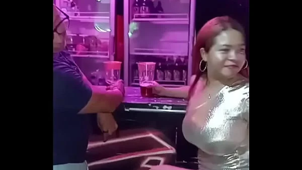 !Ando de pary y cachonda se me acerca este bombo y me folla en el baño de hombres casi nos cachan¡¡