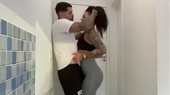 ELA SEDUZIU O PERSONAL E CHAMOU ELE PRA COMER SUA BUCETA NO AP