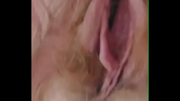 Oma zonder slipje onder jurk