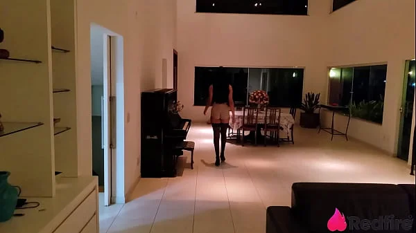 Shay seduziu entregador bem dotado e fez anal no pelo