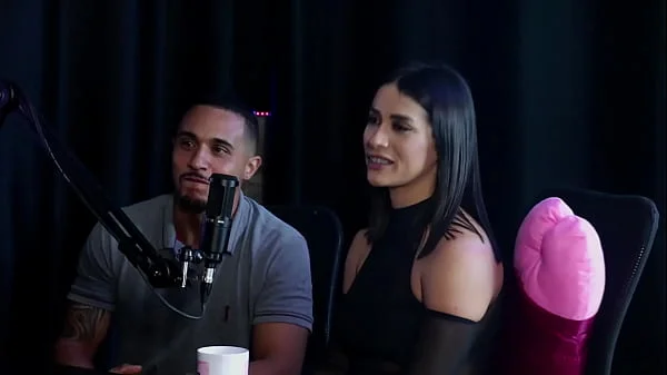 Morena safada fica pelada, mostrando os peitos e tem a buceta chupada após dizer que gosta de dedar o cu de homens, seu dom é xingar no sexo - Val Mineirinha no Swing Cast (SHEER/RED)