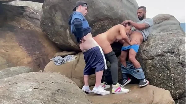 Casada fudendo na praia com dois.