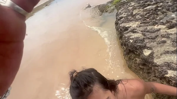 Fui na praia de nudismo tomar banho de mar e acabei tomando banho de porra