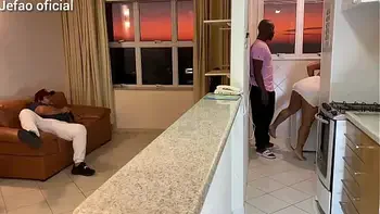 Fui arruma a maquina se uma cliente, e o marido intertido com a televisão,  e deixou q mulher gostosa do meu lado, fodi ela bem gostoso