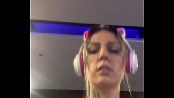 Nossa eu de sutiã treinando na academia e toda suada e louca de tesão ! Chega escorreu pela bucetinha lisinha e suada .