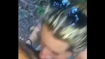 Una rica chupada en el bosque