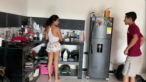 FOLLO CON MI PADRASTRO CUANDO NO HAY NADIE EN LA CASA ASI QUE EL SE CORRE EN MI BOCA Y ME TERMINO TRAGANDO SU LECHE ESPESA