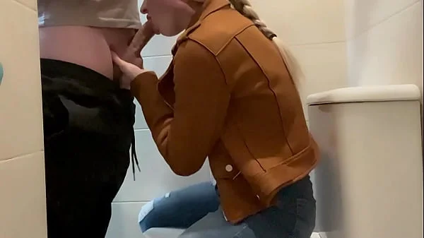 Mamada Arriesgada en el Baño de la UNIVERSIDAD ! S