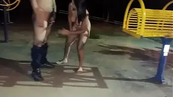 Olha essa puta safada dando no meio da praça em publico