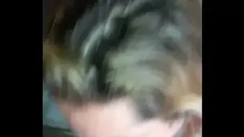 Se la traga hasta el fondo y le acabo en el fondo de su garganta