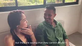 Cachonda agente inmobiliaria se folla a sus clientes para cerrar un gran trato. Parte 1