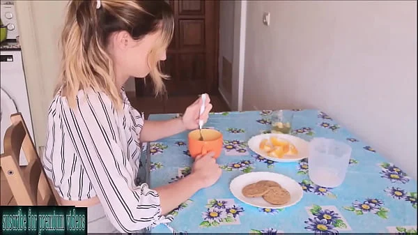 I give milk to my friend's hair so she can comb her hair