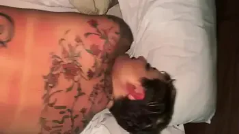 Conheci essa loira linda na festa, e fomos para o hotel onde ela cavalgou gostoso e depois se masturbou até gozar.