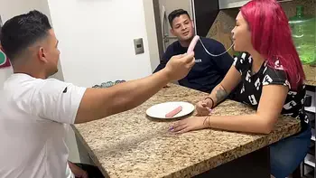Al frente de su Marido Tonto la Esposa Chupa la Salchicha que le da su Amigo de forma Depravada No Puede controlar el placer de transformase en una Puta NTR