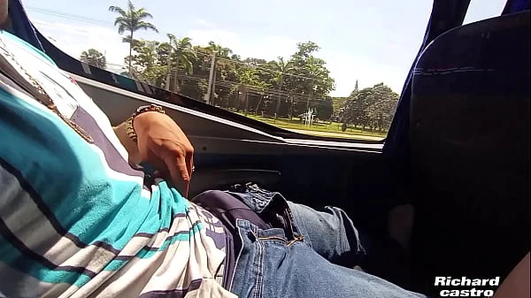 Caiu na Net Jovem Passageira é flagrada pegando na piroca do garoto no ônibus  veja o que aconteceu