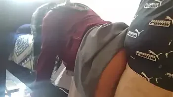 joven latina de escuela pública sólo espera salir de clases para que le metan la verga. Casero real con compañero de escuela. Cogiendo bajo la falda del uniforme