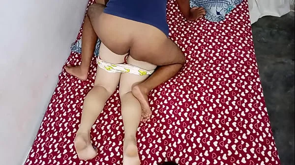 Me quede a descansar en la habitacion de mi hermanastra y tube que meterle mi polla  , para no tener problemas tube que metercelo por detras , casi me pillan