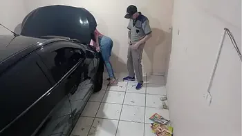 Funcionário safado conserta carro da gostosa na oficina!