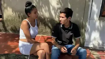 estoy aburrida barriendo afuera de mi casa y mi vecino me invita a follar y acepto