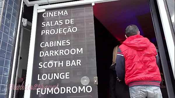 Trailer. Minha 1ª vez fazendo gangbang em um cinema pornô, Parte 1-2, com varios machos gozando na minha boca-b