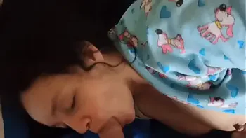 Madrastra Milf es despertada en la mañana por la verga de su hijastro que quiere que se la chupe